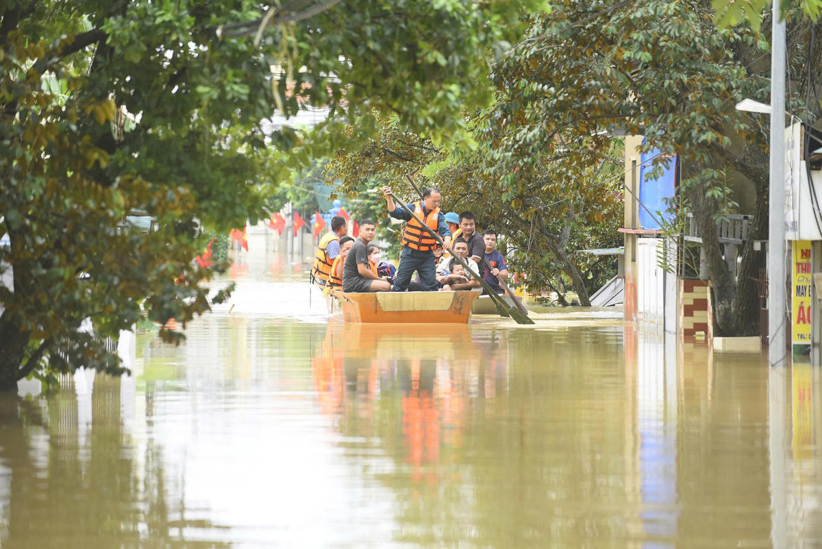 Lực lượng chức năng hỗ trợ người dân phường Hàm Rồng bị ngâp lụt nặng sau bão số 5. Ảnh: Đình Minh