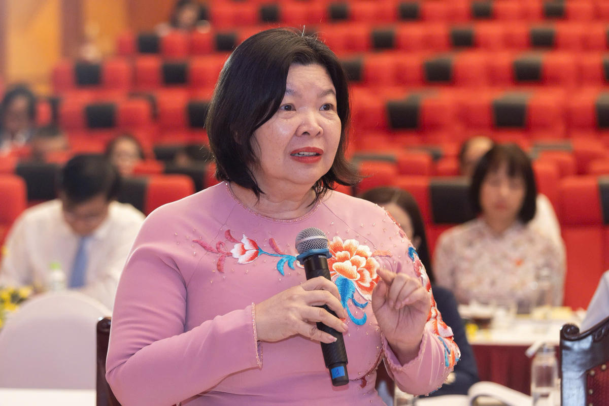 Chủ tịch Liên minh Hợp tác xã (HTX) Việt Nam Cao Xuân Thu Vân phát biểu tại tổ thảo luận số 1.