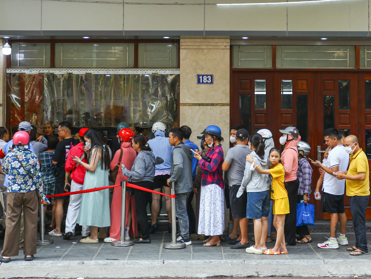 Hai loại bánh dẻo và bánh nướng thập cẩm truyền thống được nhiều người lựa chọn nhất với giá từ 60.000 đồng/chiếc. 