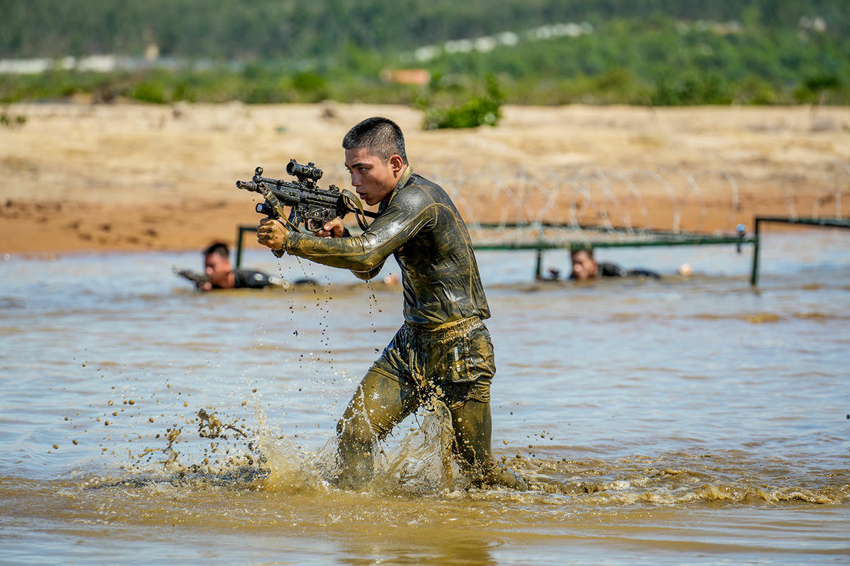 Khung cảnh thao trường đầm lầy ngập nắng rát khiến các chiến sĩ nhập vai có phút hoang mang. Ảnh: H.A.
