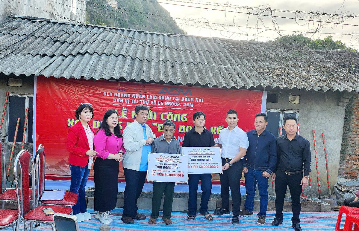 Ủy ban MTTQ Việt Nam tỉnh Cao Bằng và các nhà hảo tâm trao tặng căn nhà “Đại đoàn kết” cho các hộ gia đình có hoàn cảnh khó khăn trên địa bàn tỉnh.