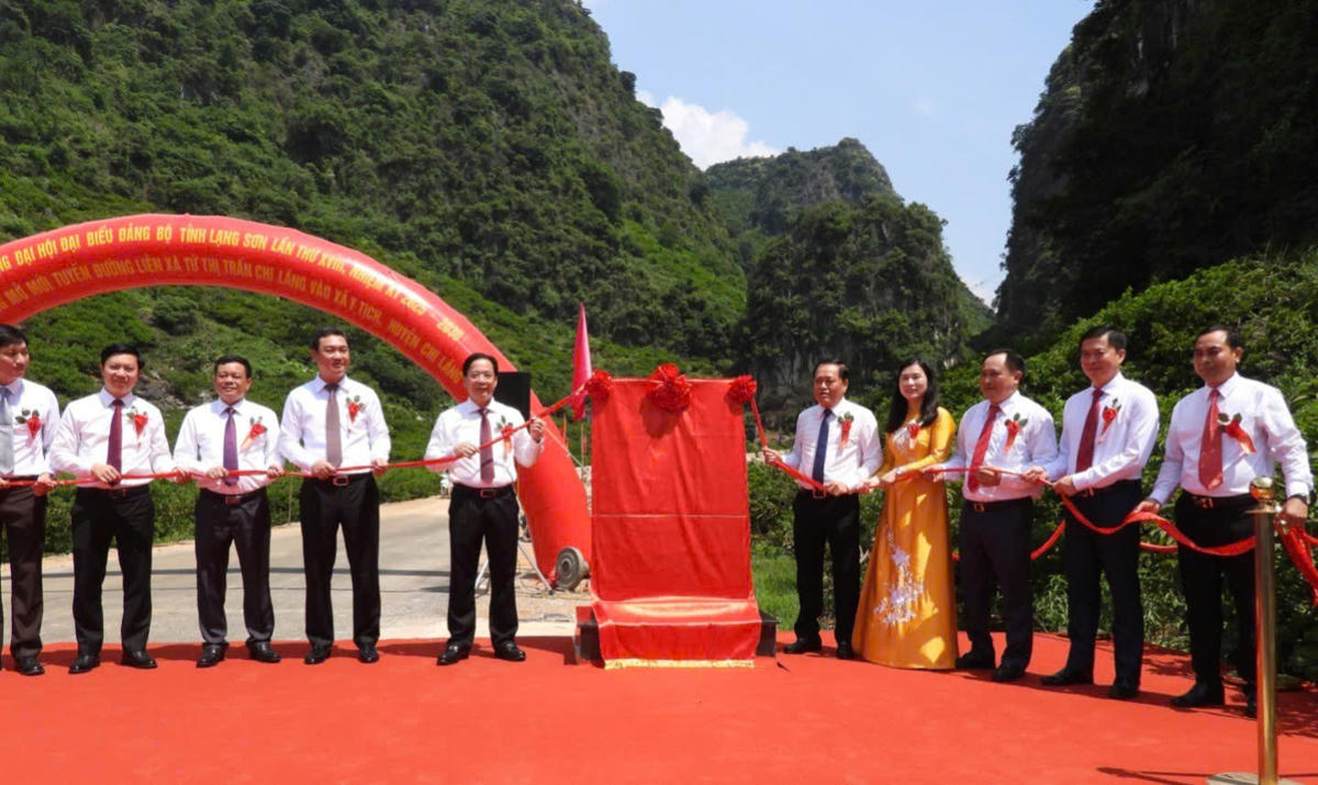 Các đại biểu thực hiện nghi thức gắn biến công trình. Ảnh: TL.