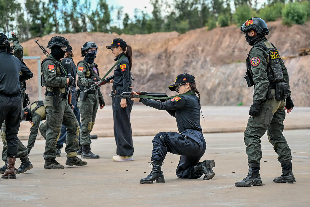 6 nghệ sĩ nữ đã chứng minh rằng họ cũng sẵn sàng gạt bỏ hào quang sân khấu để hóa thân thành những chiến sĩ kiên cường. Ảnh: H.A.