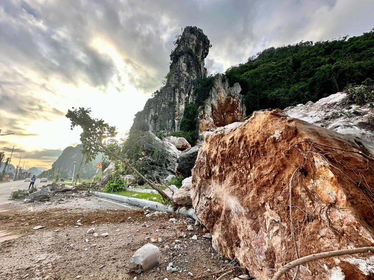 Hàng trăm tấn đá rơi xuống làm đổ gãy một số cột điện, cây xanh. Ảnh: Ngọc Anh.