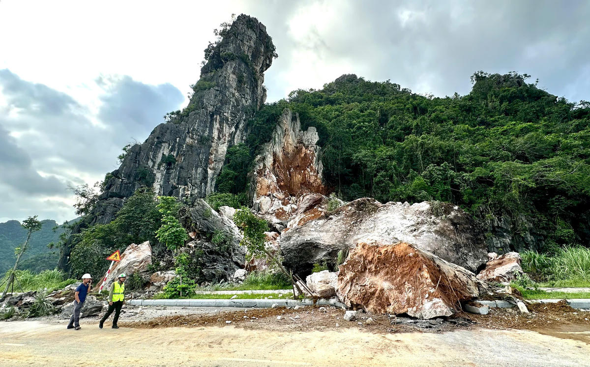 Vụ sạt lở đá tại khu vực Km17+200 đường bao biển Hạ Long - Cẩm Phả (đoạn thuộc địa bàn phường Quang Hanh, tỉnh Quảng Ninh) được người dân phát hiện vào khoảng 15h ngày 22/9. Ảnh: Ngọc Anh.