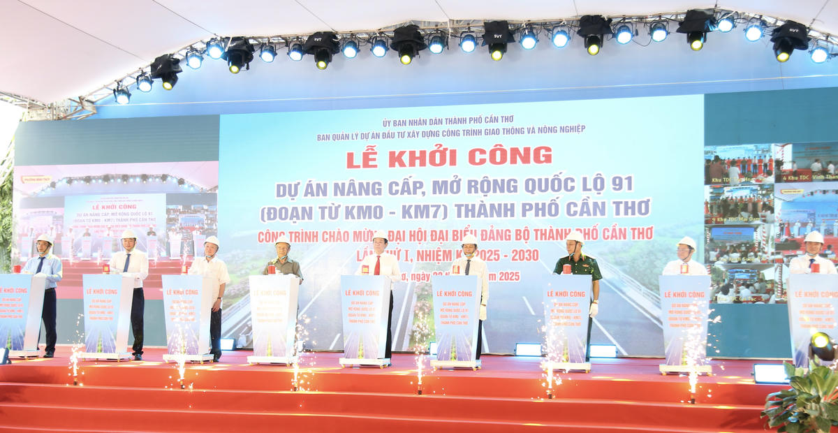 Lãnh đạo TP Cần Thơ thực hiện nghi thức khởi công Dự án Nâng cấp, mở rộng Quốc lộ 91, đoạn từ Km0 - Km7. (ảnh: Thanh Tiến)