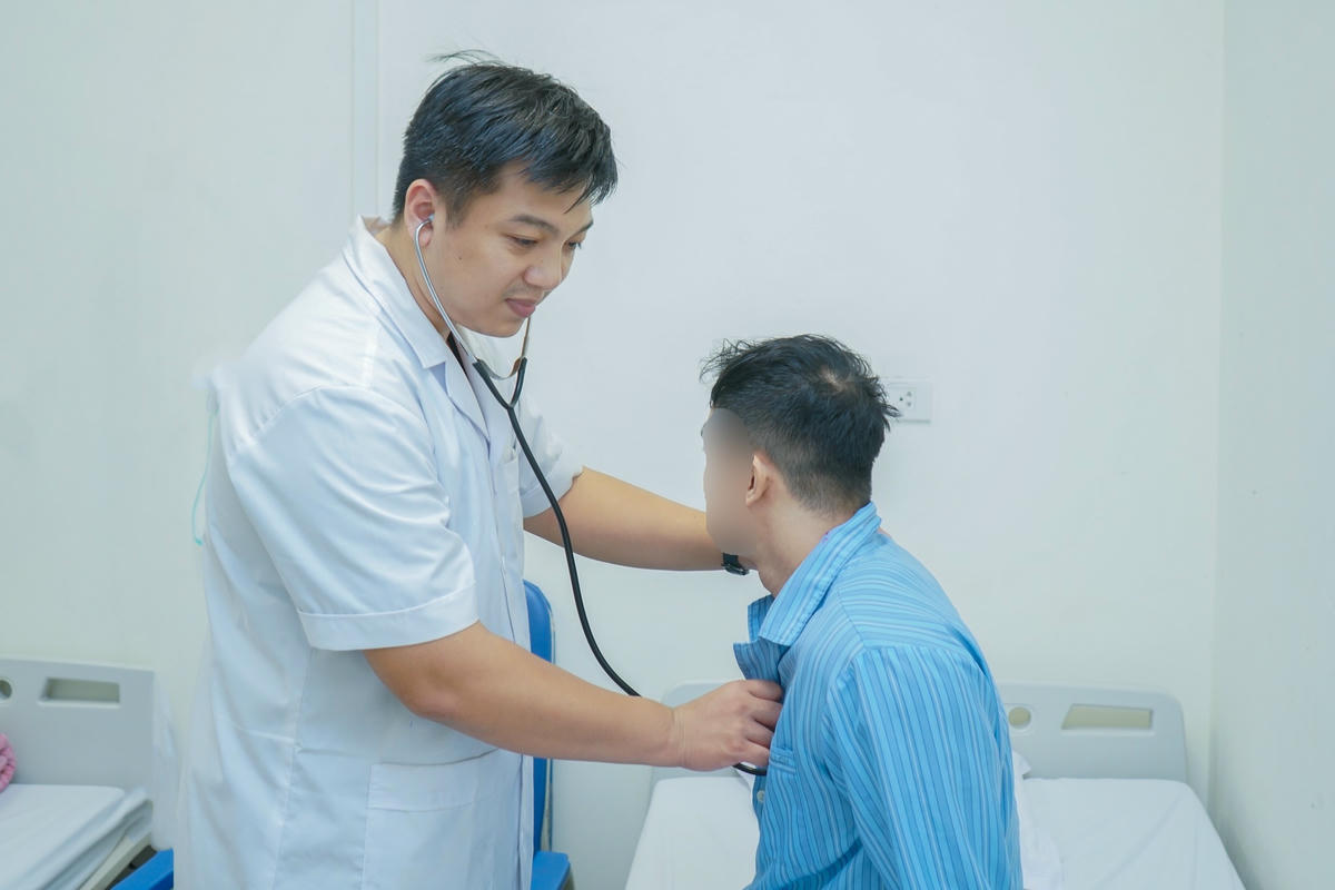 Dinh dưỡng không hợp lý, lối sống thiếu lành mạnh là nguyên nhân khiến ngày càng nhiều người trẻ mắc bệnh không lây nhiễm. Ảnh: Bệnh viện E