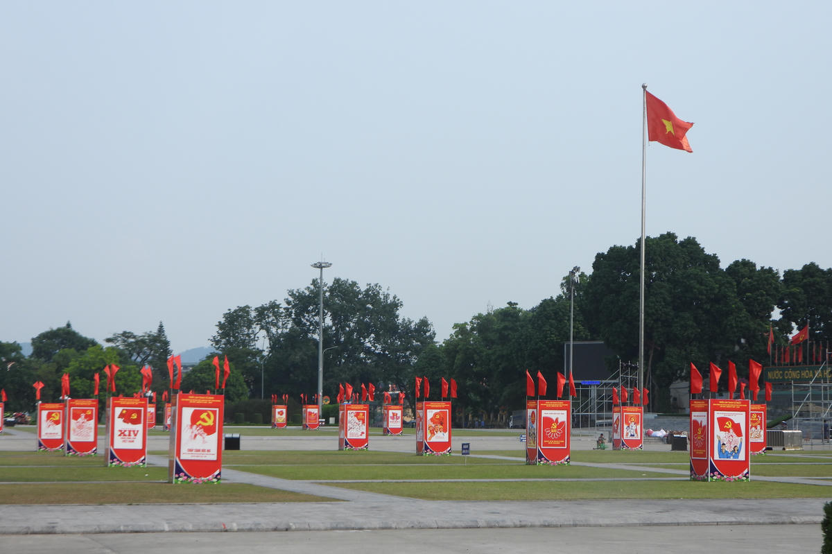 Quảng trường Nguyễn Tất Thành - điểm nhấn trang hoàng, sẵn sàng cho ngày hội lớn của Đảng bộ và nhân dân Tuyên Quang.