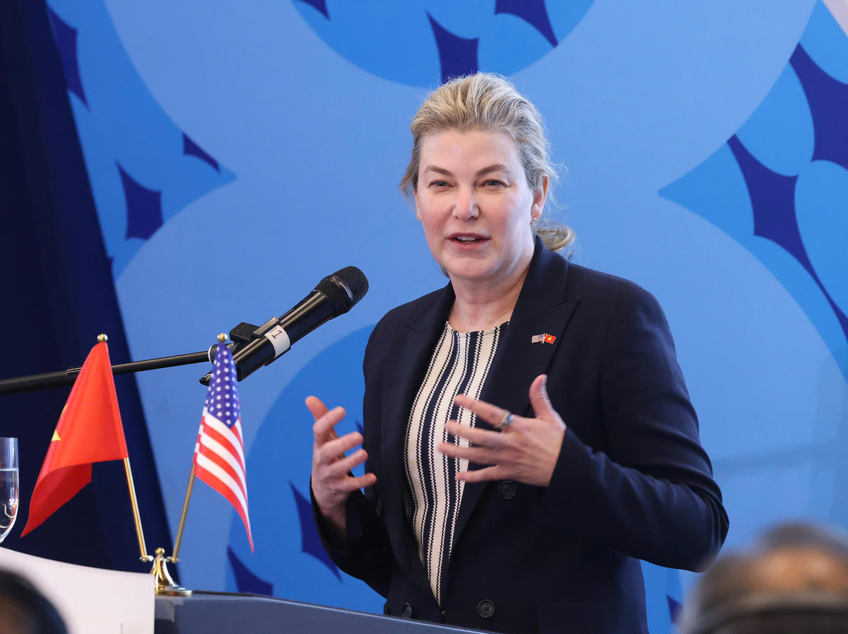 Bà Stephanie Pope, Chủ tịch kiêm Tổng giám đốc Boeing Commercial Airplanes chúc mừng tàu bay Boeing đầu tiên của Vietjet.