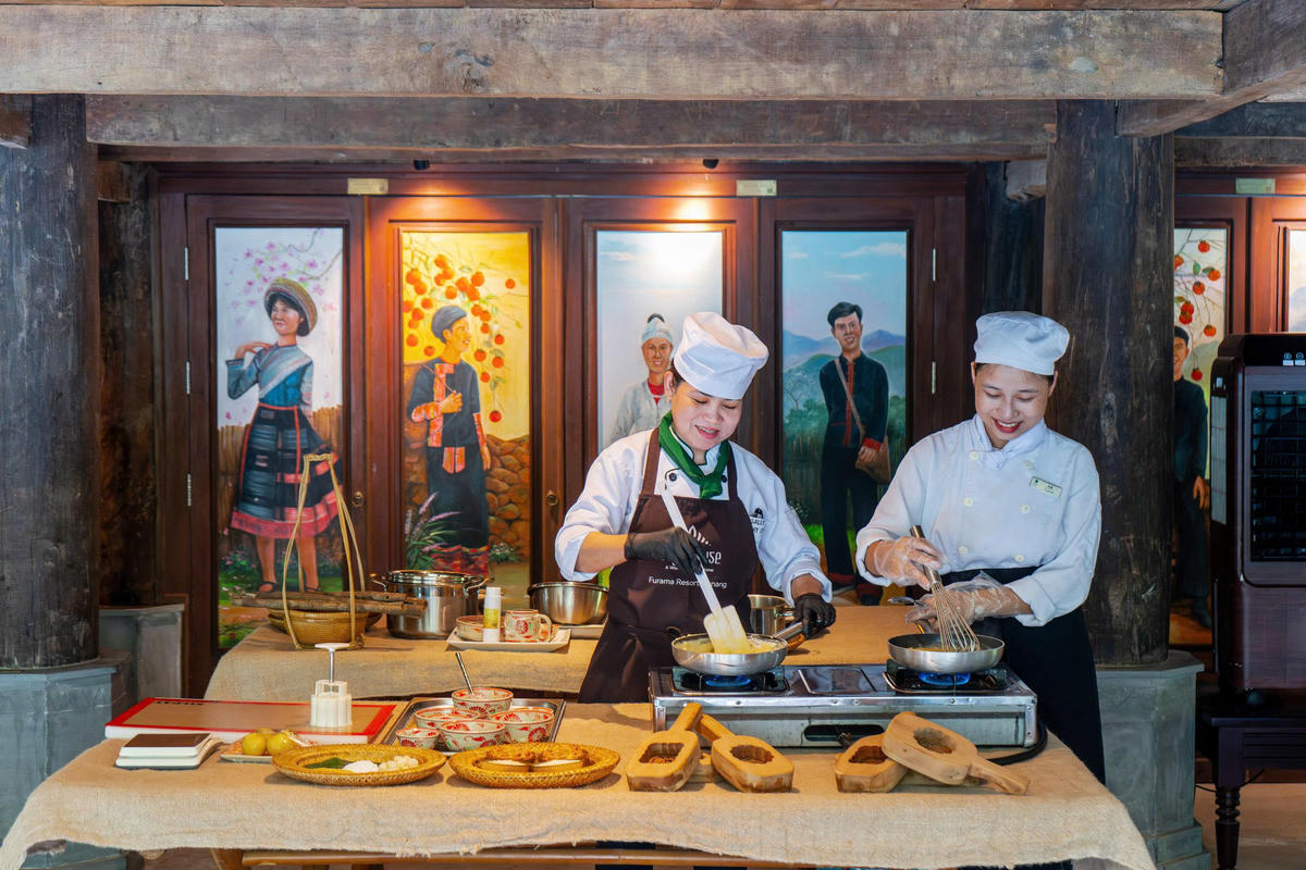 Furama Resort Đà Nẵng tổ chức workshop làm bánh trung thu để du khách Hàn Quốc trải nghiệm dịp lễ Chuseok trong thời gian du lịch tại TP Đà Nẵng. Ảnh: Nguyễn Tú.