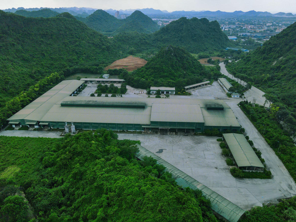 Trao đổi với PV Báo Đại đoàn kết, ông Lã Phú Dũng - Giám đốc Nhà máy xử lý chất thải rắn Ninh Bình cho biết: Hiện tại, bãi rác Thung Quèn Khó đang trong tình trạng quá tải do rác từ các địa phương của tỉnh Ninh Bình cũ hầu hết đều đổ về đây. Về nguyên nhân, ông Dũng cho rằng, do rác thải tăng nhanh qua từng năm và phần lớn rác chưa được phân loại tại nguồn nên rất khó để nhà máy xử lý. Ảnh: Đình Minh