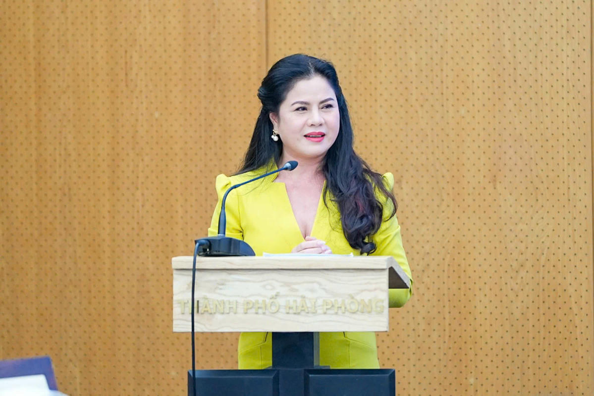   Bà Trần Thị Hoàng Mai, Giám đốc Sở Văn hóa, Thể thao và Du lịch thành phố thông tin đến báo chí về công tác tổ chức Lễ hội mùa Thu Côn Sơn - Kiếp Bạc năm 2025. Ảnh: ĐT. 