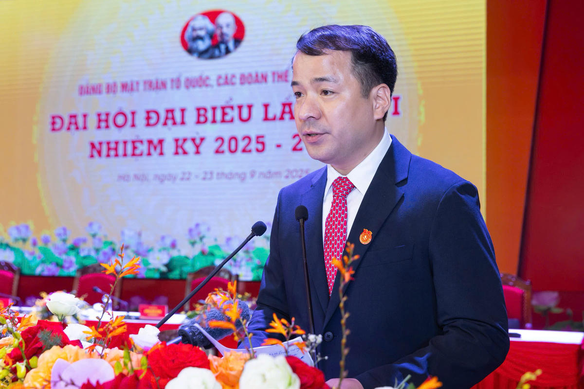 Đồng chí Ngô Văn Cương - Phó Bí thư chuyên trách Đảng ủy MTTQ, các đoàn thể Trung ương báo cáo kết quả phiên trù bị Đại hội đại biểu Đảng bộ MTTQ, các đoàn thể Trung ương lần thứ I, nhiệm kỳ 2025 - 2030.