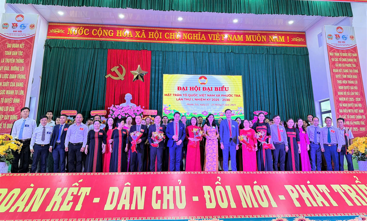 Bà Nguyễn Thị Thanh Phương tặng hoa chúc mừng các ủy viên ủy ban Mặt trận Tổ quốc xã Phước Trà lần thứ I. Ảnh: Chí Đại.