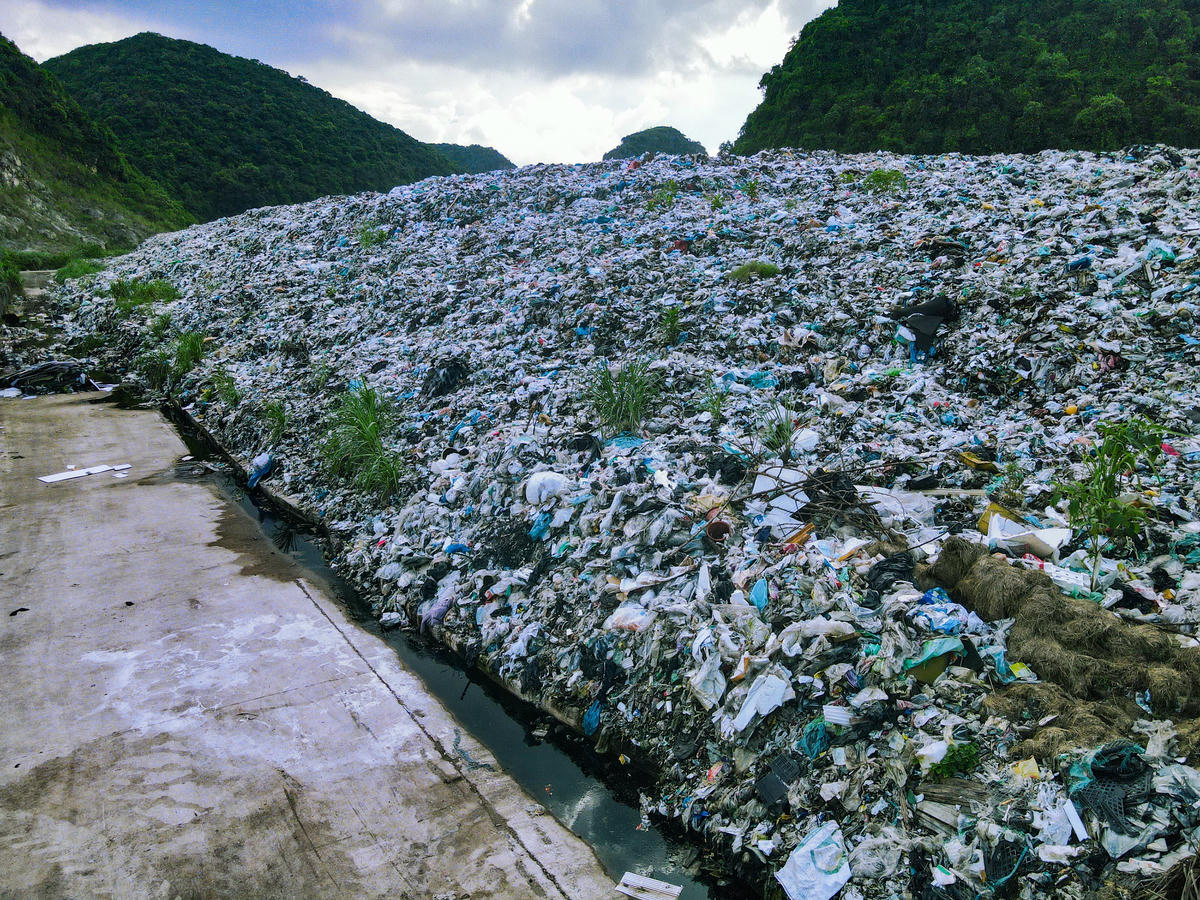 Theo ông Dũng, vào cuối tháng 6/2025 UBND tỉnh Ninh Bình đã có quyết chấp thuận chủ trương đầu tư Dự án xây dựng và vận hành nhà máy xử lý chất thải rắn tại xã Đông Sơn (nay là phường Trung Sơn) với tổng vốn đầu tư 650 tỷ đồng, công suất xử lý thiết kế lên tới 500 tấn rác/ngày đêm. Nếu việc xây dựng nhà máy và đi vào hoạt động đúng kế hoạch, tình trạng ô nhiễm tại Thung Quèn Khó sẽ được xử lý triệt để. Ảnh: Đình Minh