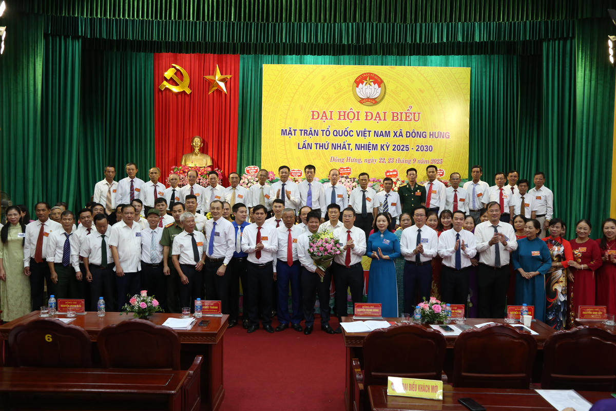 Các thành viên Ủy ban MTTQ Việt Nam xã Đông Hưng khóa I. Ảnh: Duy Hưng.