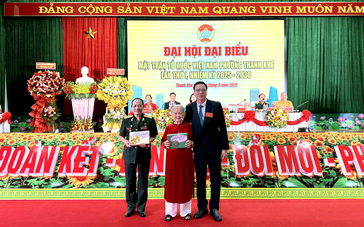 Đại hội tặng quà Bà mẹ Việt Nam anh hùng, Anh hùng lực lượng vũ trang. Ảnh: Nguyễn Tú.