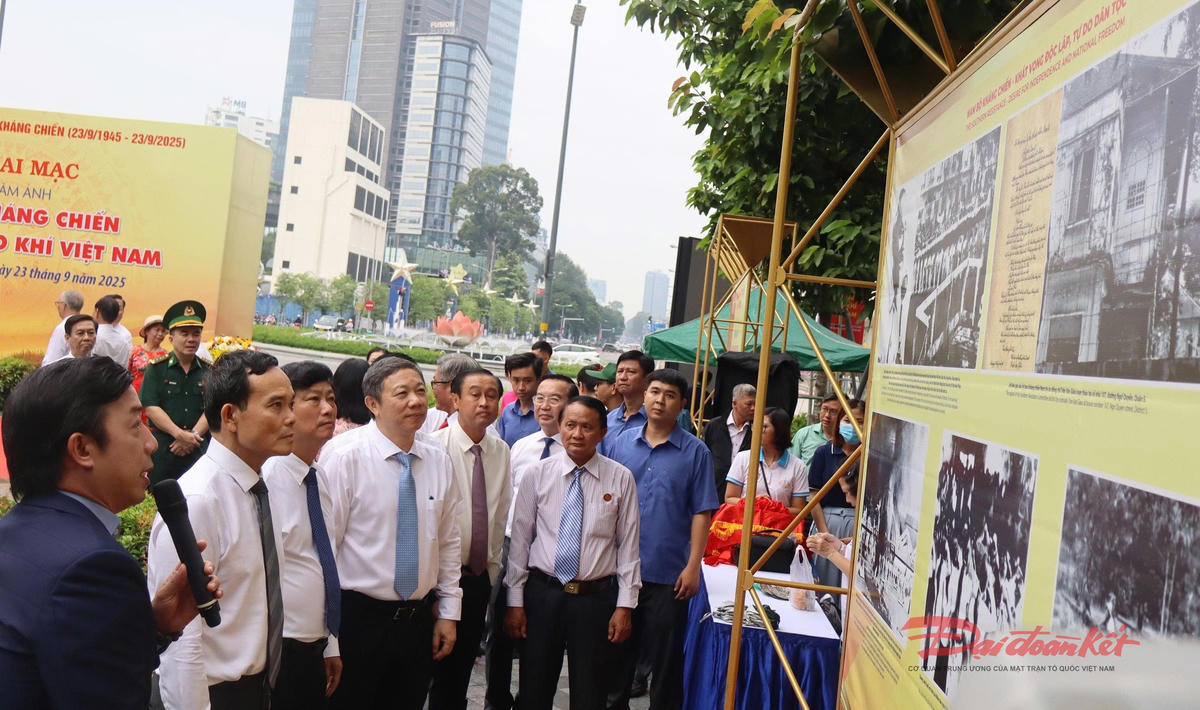 Các lãnh đạo TP Hồ Chí Minh và đại biểu tham quan triển lãm. Ảnh: Hồng Phúc.