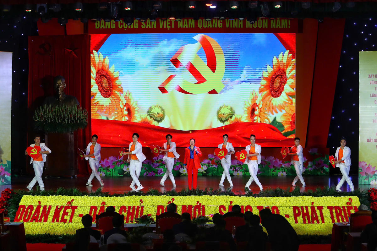 Tiết mục văn nghệ chào mừng Đại hội. Ảnh: Quang Vinh.