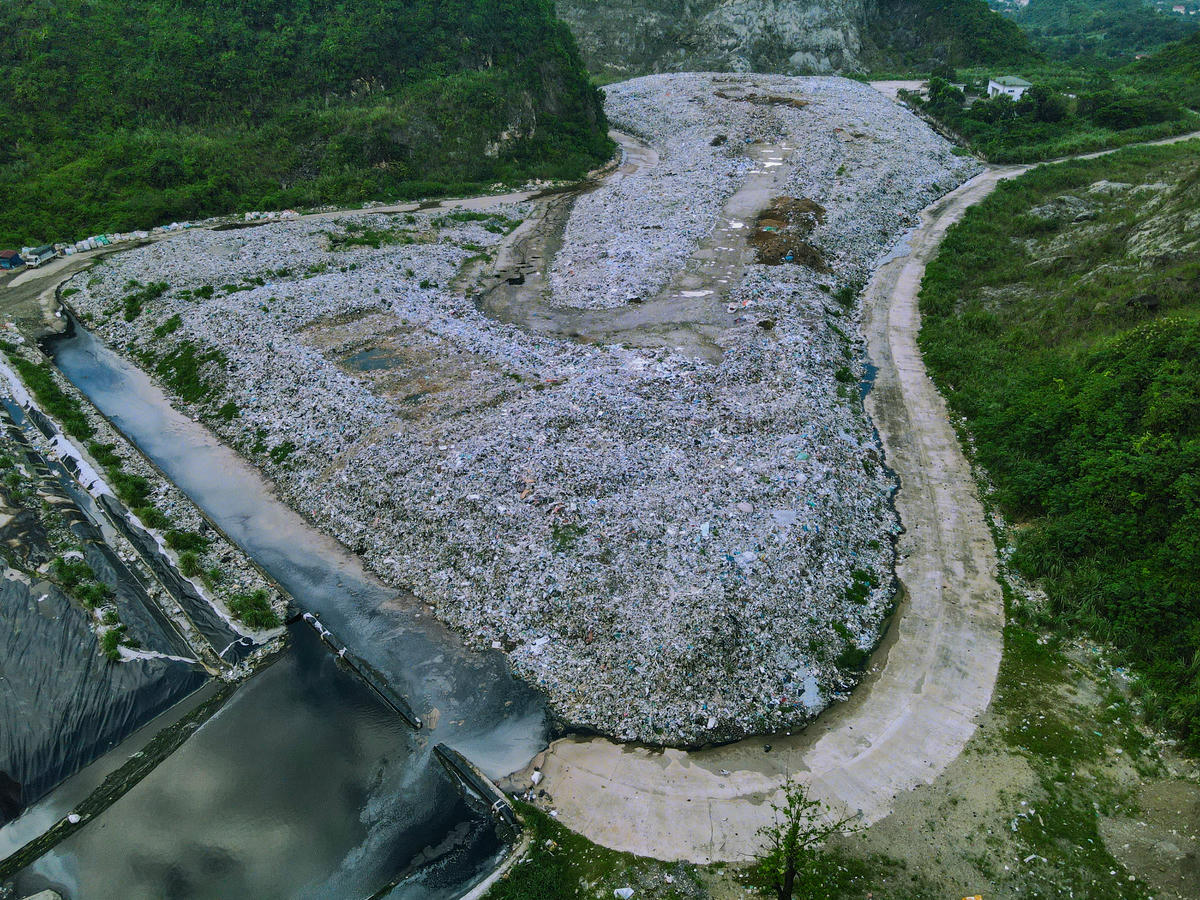 Theo Báo cáo số 53/BC-UBND do ông Nguyễn Anh Chức - Phó Chủ tịch UBND tỉnh Ninh Bình ký ngày 3/9 cho thấy, bãi rác Thung Quèn Khó đã được UBND tỉnh phê duyệt chủ trương đầu tư Dự án xử lý, cải tạo, phục hồi môi trường từ năm 2018, với tổng mức đầu tư 45 tỷ đồng từ nguồn vốn ngân sách Trung ương. Tuy nhiên, đến nay dự án vẫn chưa được triển khai triệt để. Ảnh: Đình Minh