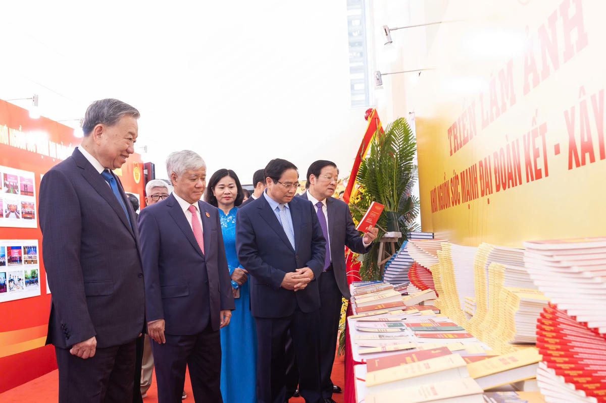 Tổng Bí thư Tô Lâm, Thủ tướng Chính phủ Phạm Minh Chính, Chủ tịch UBTƯ MTTQ Việt Nam thăm không gian triển lãm tại Đại hội.