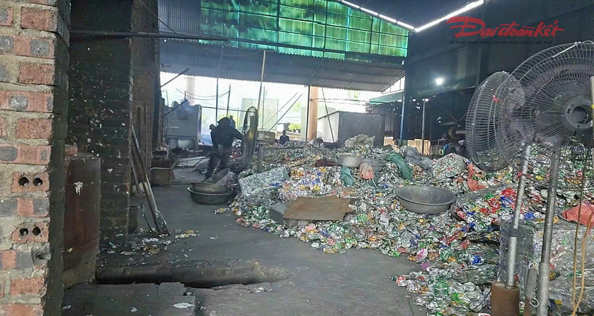 Công nhân xúc than đổ vào lò nấu. Ảnh: Cẩm Kỳ.