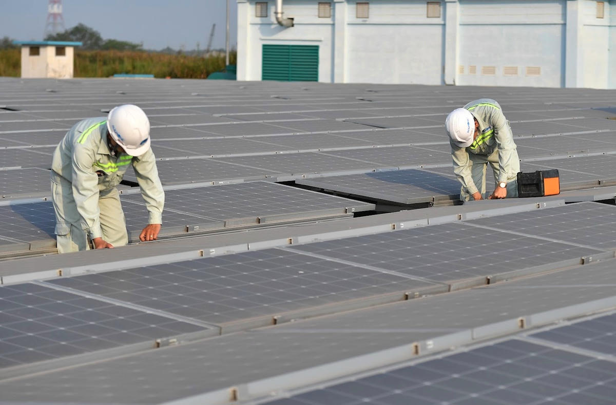   Thi công lắp đặt điện mặt trời mái nhà. Ảnh: Hạ Lan.  