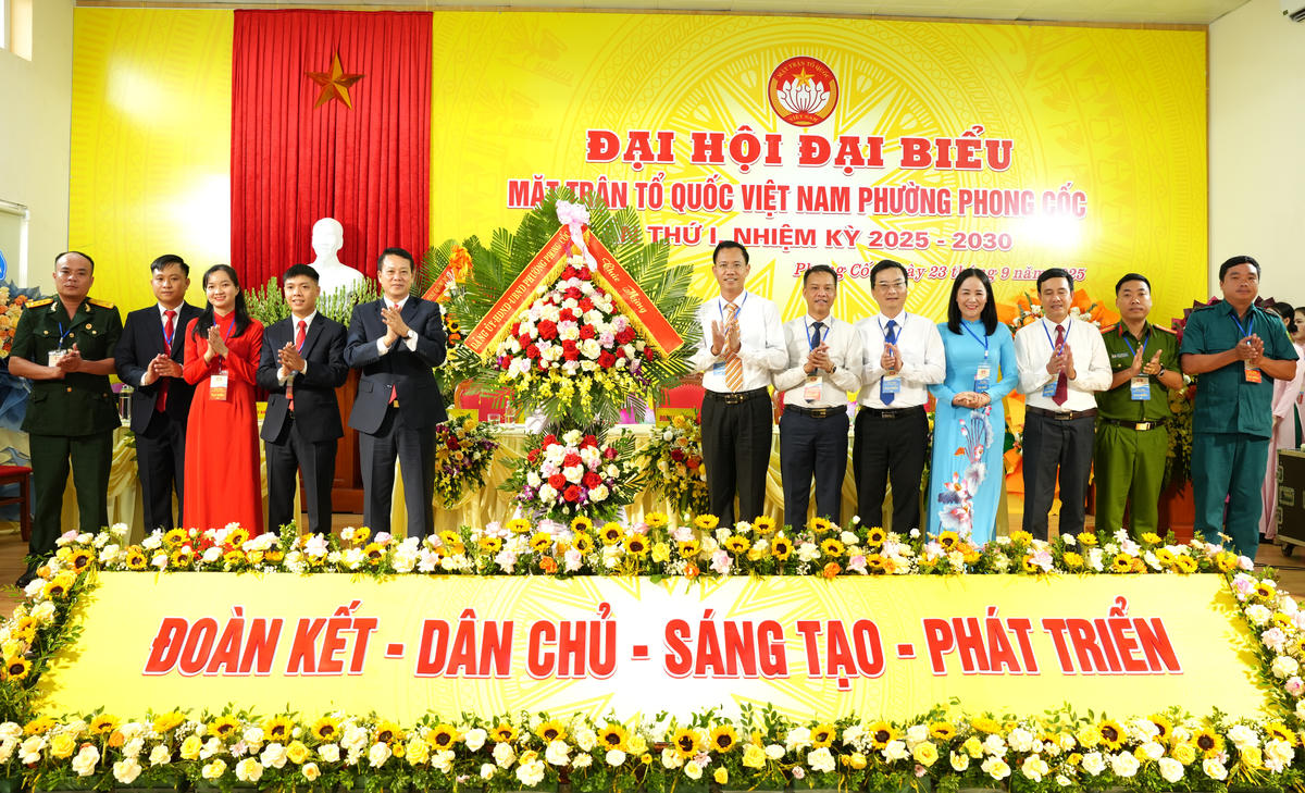 Ông Nguyễn Xuân Lượng, Bí thư Đảng ủy phường Phong Cốc tặng hoa chúc mừng Đại hội. Ảnh: Ngọc Anh.