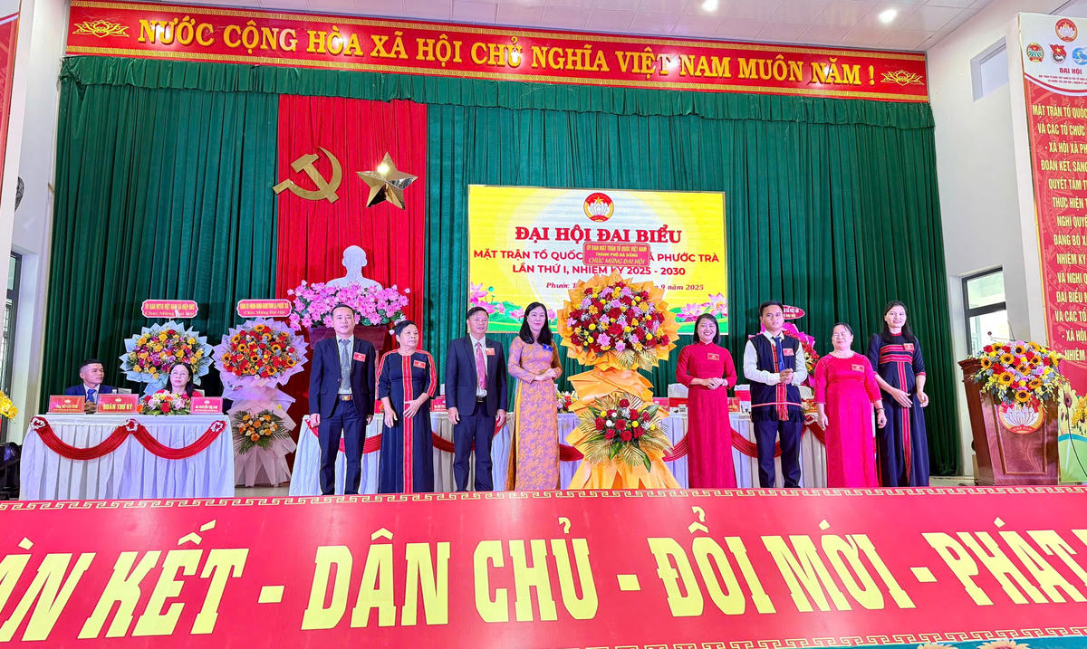 Bà Nguyễn Thị Thanh Phương tặng lẵng hoa chúc mừng Đại hội đại biểu Mặt trận Tổ quốc Việt Nam xã Phước Trà. Ảnh: Nguyễn Tín.