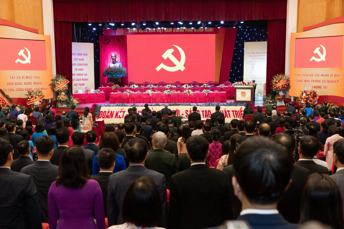 Các đại biểu thực hiện nghi thức chào cờ tại Đại hội. Ảnh: Quang Vinh.