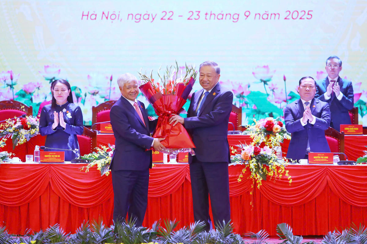   Chủ tịch UBTƯ MTTQ Việt Nam Đỗ Văn Chiến tặng hoa cảm ơn tình cảm và ý kiến chỉ đạo của Tổng Bí thư Tô Lâm. Ảnh: Lê Khánh.  