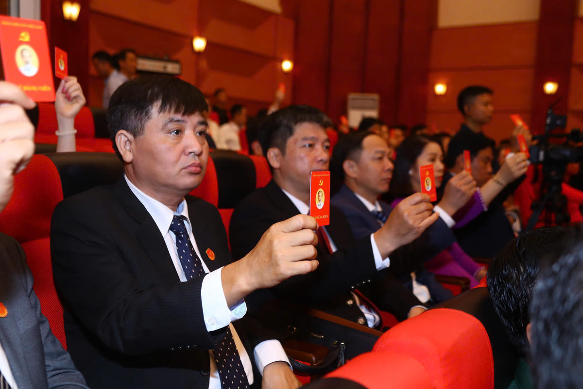 Đại biểu tiến hành biểu quyết tại Đại hội. Ảnh: Lê Khánh.