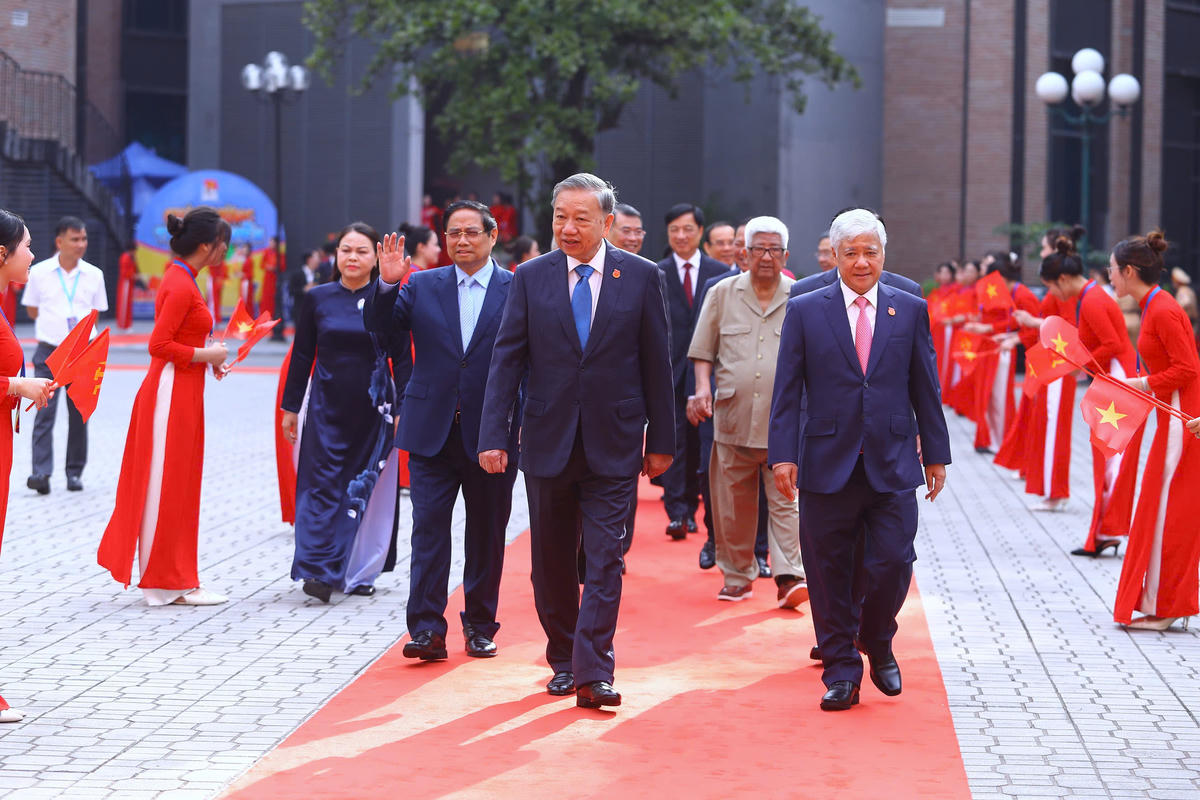 Tổng Bí thư Tô Lâm, Thủ tướng Chính phủ Phạm Minh Chính, Chủ tịch UBTƯ MTTQ Việt Nam Đỗ Văn Chiến cùng các vị lãnh đạo Đảng, Nhà nước tới dự Đại hội đại biểu Đảng bộ Mặt trận Tổ quốc, các đoàn thể Trung ương lần thứ I, nhiệm kỳ 2025-2030. Ảnh: Lê Khánh.