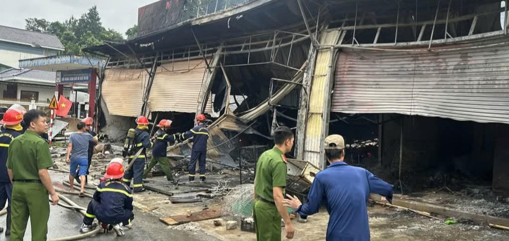 Đám cháy nhanh chóng được khống chế. Ảnh: Công an tỉnh Lai Châu.