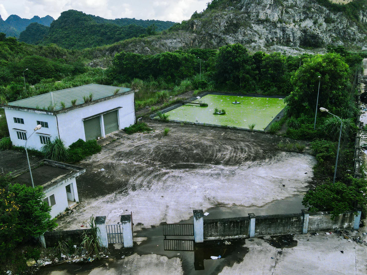 Khu xử lý nước thải của bãi rác hoang hóa, cỏ cây mọc um tùm, đóng cửa im lìm. Ảnh: Đình Minh