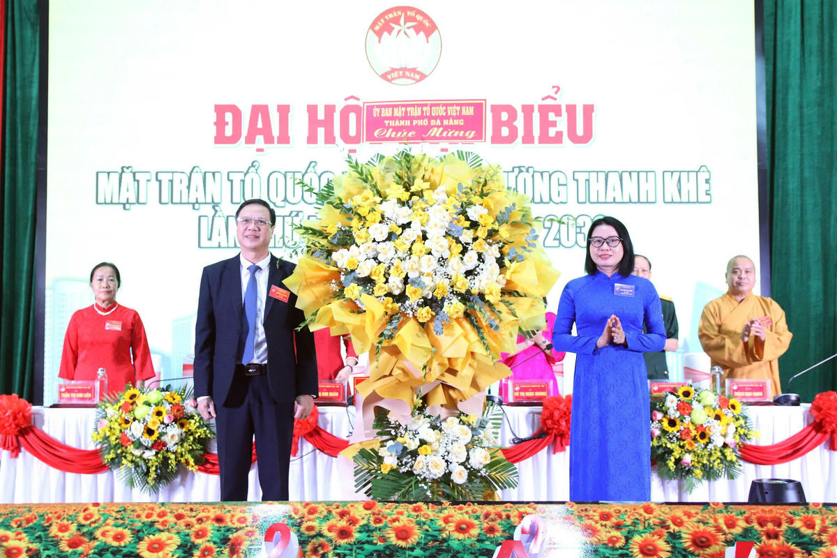 Bà Phan Thị Thúy Linh chúc mừng đại hội. Ảnh: Nguyễn Tú.