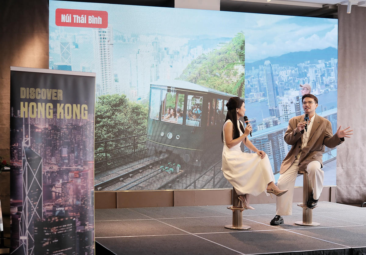   Travel blogger Lý Thành Cơ (phải) hào hứng chia sẻ trải nghiệm cá nhân sau chuyến đi Hồng Kông.