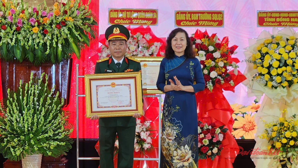 Bà Huỳnh Thị Hằng - Phó Bí thư Tỉnh ủy, Chủ tịch Ủy ban MTTQ Việt Nam tỉnh Đồng Nai trao bằng khen của UBND tỉnh Đồng Nai cho cán bộ, chiến sĩ Trung đoàn 3. Ảnh: Hồng Phúc.