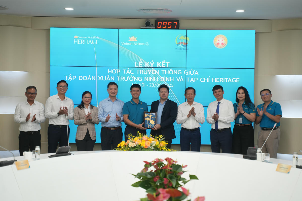 Ông Lê Hoàng Dũng - Tổng biên tập Tạp chí Heritage tặng quà lưu niệm cho Tập đoàn Xuân Trường - Ninh Bình