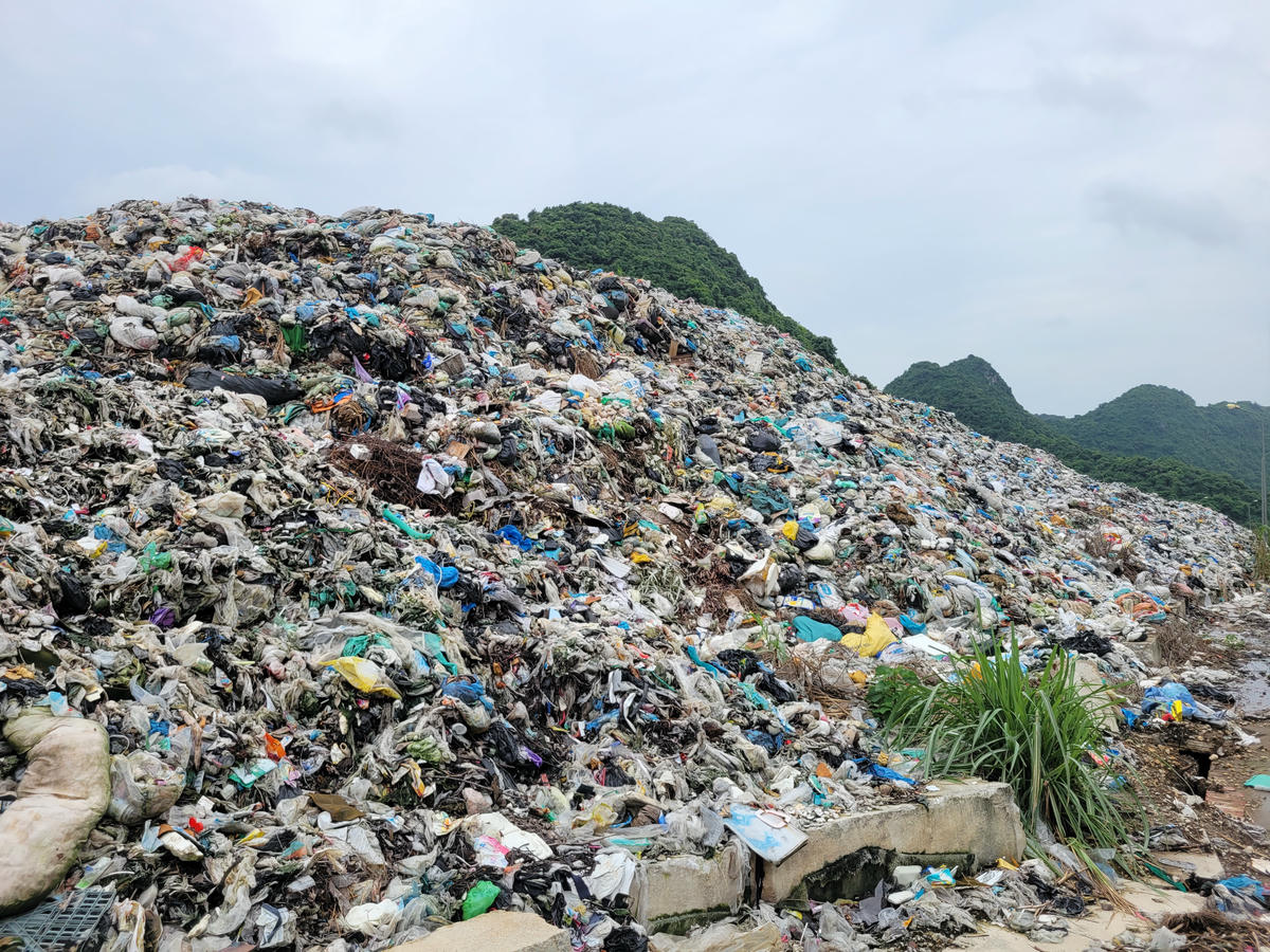 Bên cạnh đó, UBND tỉnh Ninh Bình cũng kiến nghị Bộ Nông nghiệp và Môi trường quan tâm, hỗ trợ kinh phí để địa phương triển khai dự án cải tạo, phục hồi triệt để bãi rác này. Ảnh: Đình Minh