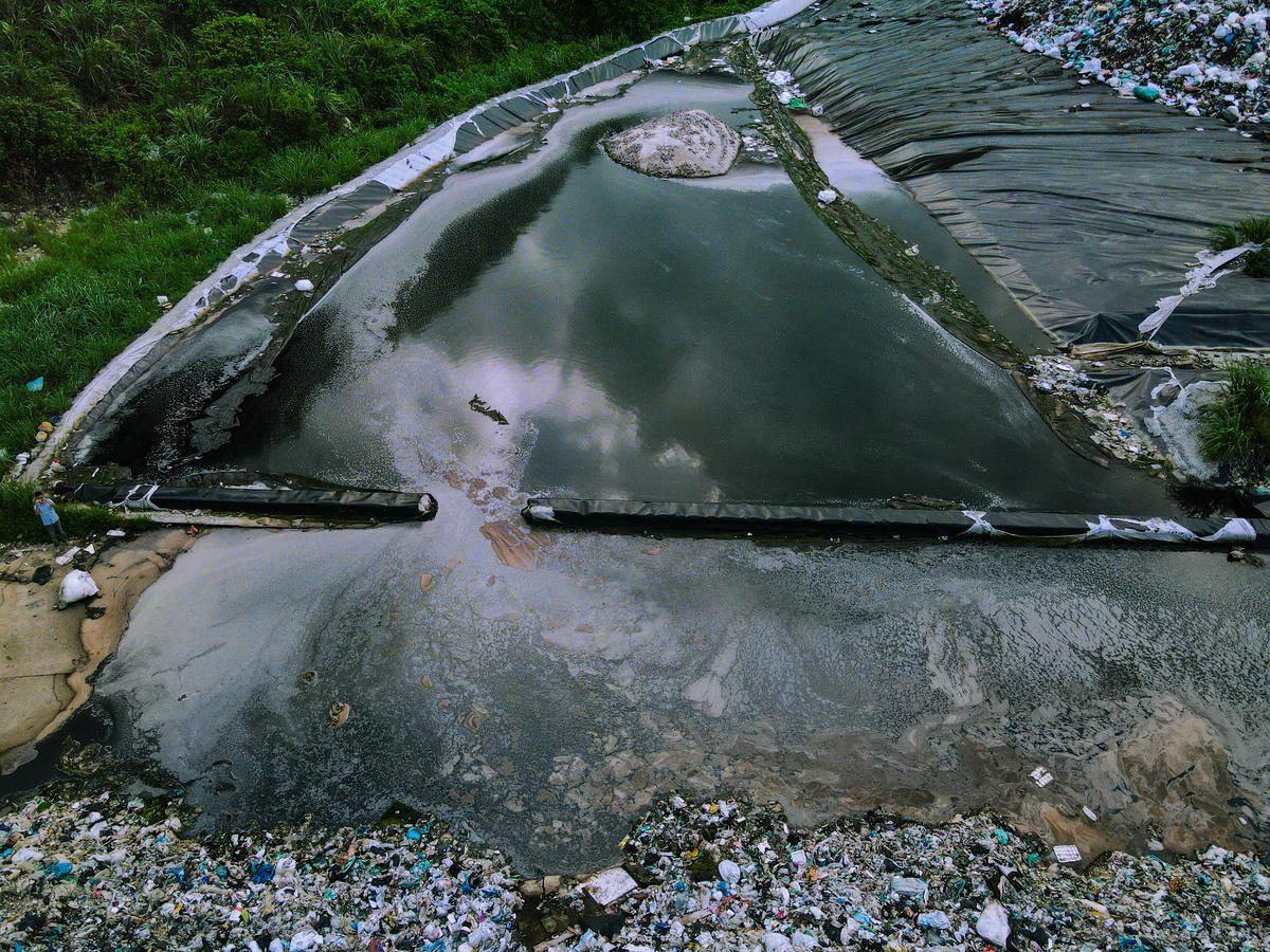 Trong nhiều năm qua, việc xử lý chỉ dừng ở những giải pháp tạm thời như phun chế phẩm sinh học khử mùi, lót bạt HDPE để hạn chế nước rỉ rác và thu gom về trạm xử lý. Các biện pháp này chỉ góp phần giảm bớt tác động trước mắt, nhưng chưa thể giải quyết căn cơ tình trạng ô nhiễm. Ảnh: Đình Minh