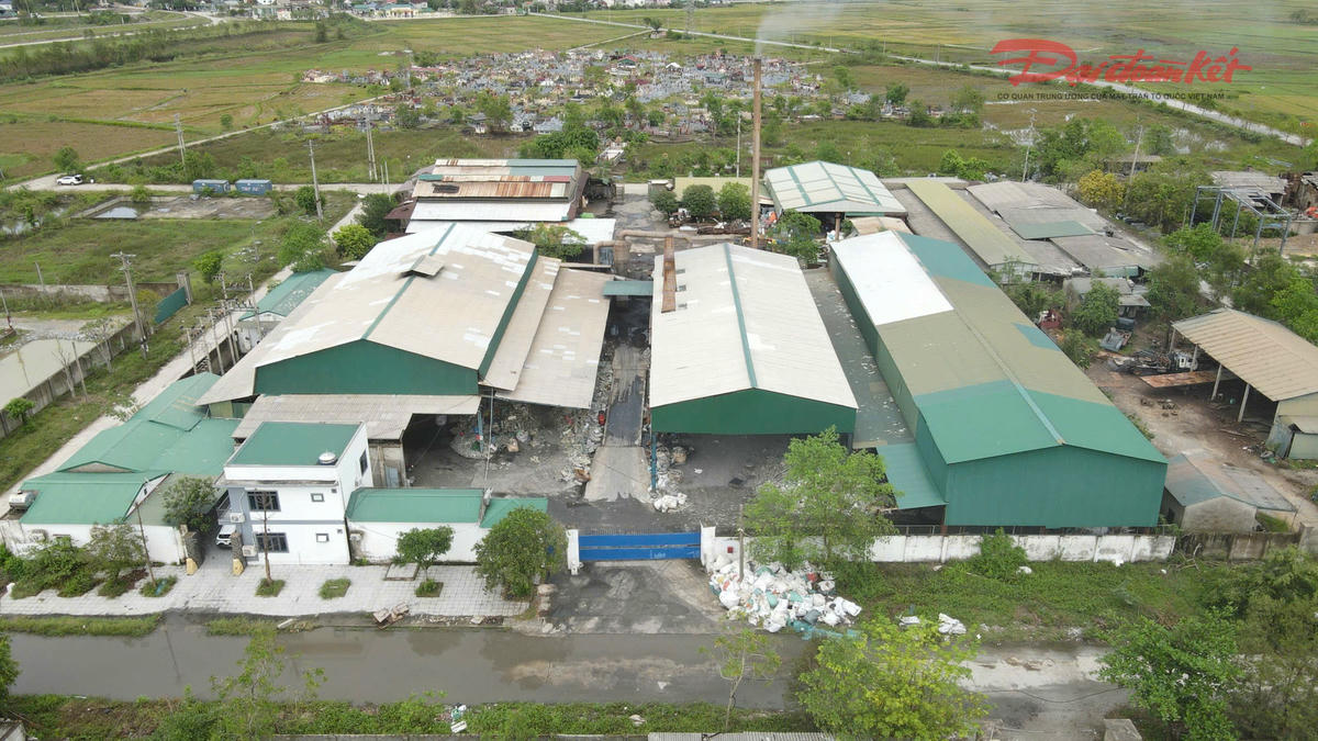 Rác thải chất ngay trước cổng vào xưởng tái chế. Ảnh: Cẩm Kỳ.