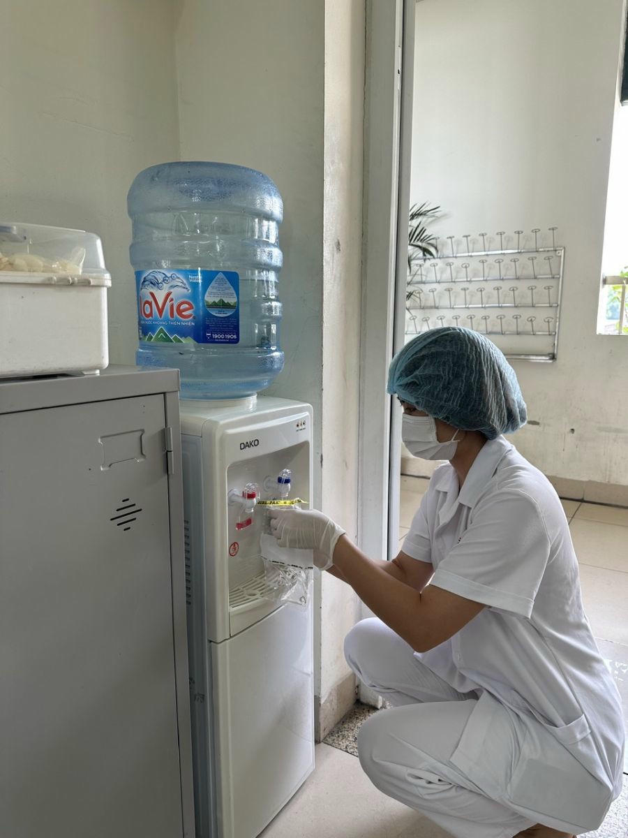 Kiểm tra lấy mẫu nước uống của học sinh làm xét nghiệm. Ảnh minh họa.