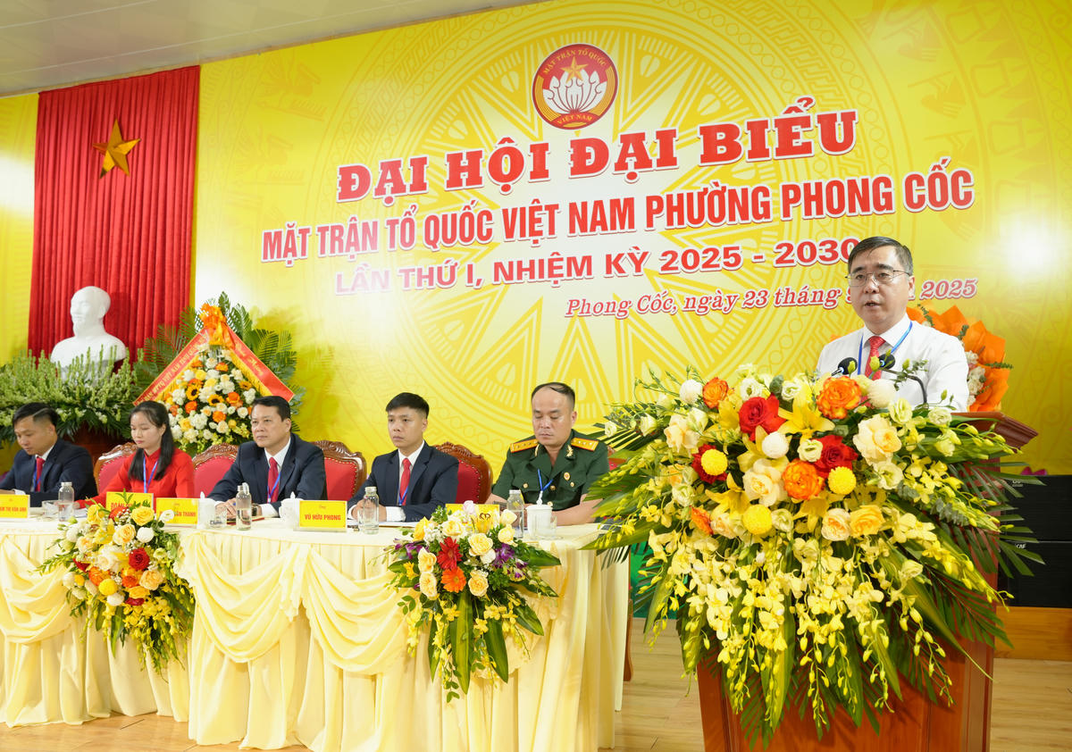 Phó Chủ tịch Thường trực Ủy ban MTTQ Việt Nam tỉnh Quảng Ninh Nguyễn Chí Thành đánh giá cao những kết quả mà MTTQ phường TP Phong Cốc đã đạt được. Ảnh: Ngọc Anh.