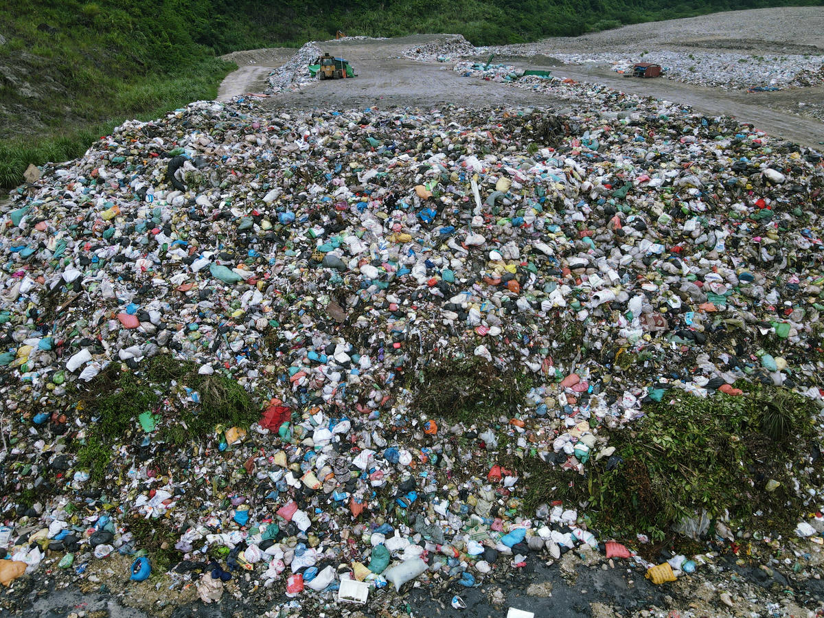Trước thực trạng đó, UBND tỉnh Ninh Bình vừa có văn bản yêu cầu Nhà máy xử lý chất thải rắn Ninh Bình tăng cường phun chế phẩm sinh học, tổ chức thu gom toàn bộ nước rỉ rác về hệ thống xử lý tập trung. Ảnh: Đình Minh