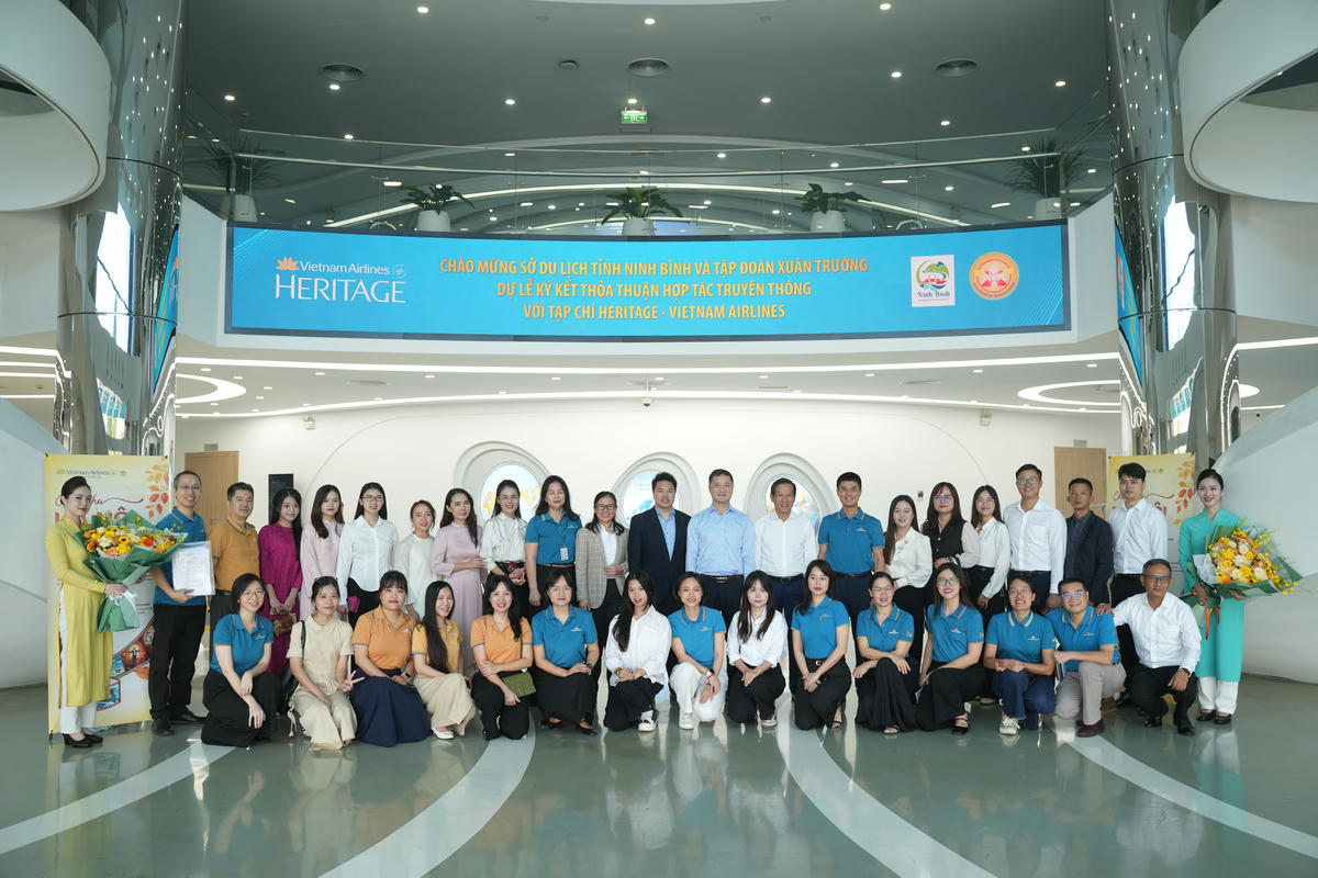 Heritage và Tập đoàn Xuân Trường - Ninh Bình chụp ảnh cùng lãnh đạo VNA và lãnh đạo Sở Du lịch Ninh Bình
