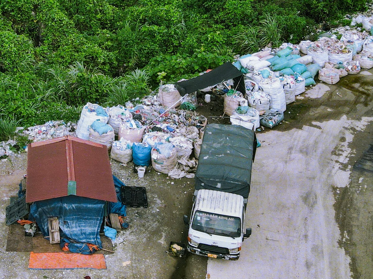 Theo ghi nhận của PV, tại bãi rác Thung Quèn Khó, ngoài một số lượng rác nhỏ được phân loại, đa phần các loại rác khác đều được chôn lấp vào các hố, chất cao hàng chục mét. Phía trên 'núi rác', người dân tận dụng mặt bằng và phế phẩm để chăn thả, cho bò ăn. Ảnh: Đình Minh