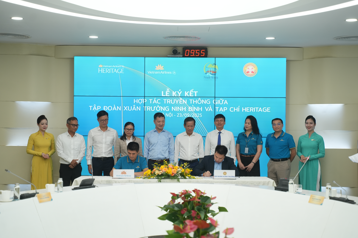 Chứng kiến lễ ký kết có PTGĐ Vietnam Airlines Đặng Anh Tuấn, Giám đốc Sở Du lịch Ninh Bình Bùi Văn Mạnh và lãnh đạo các CQĐV của hai bên