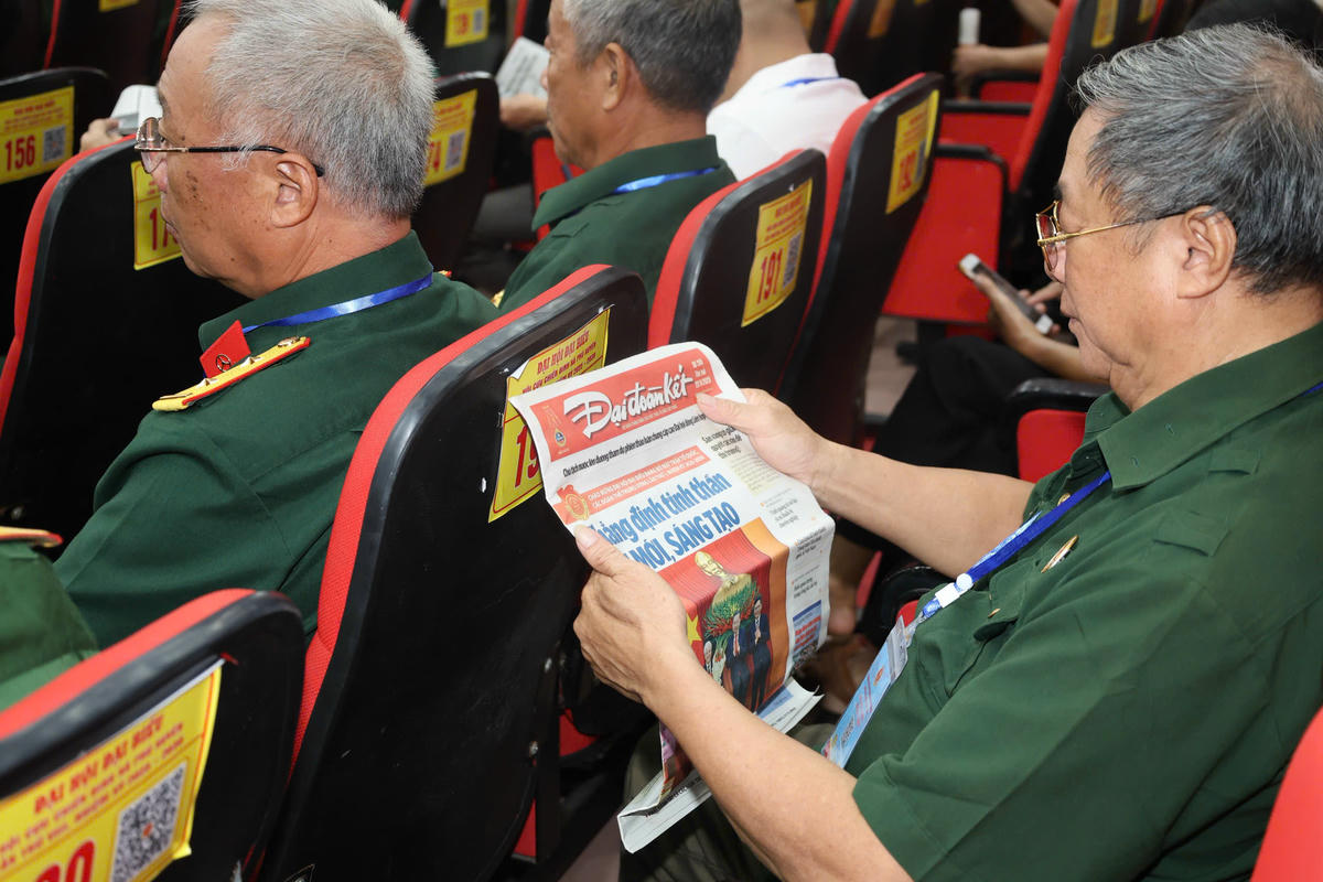 Trong giờ giải lao các đại biểu đọc Báo Đại đoàn kết. Ảnh: T.B.