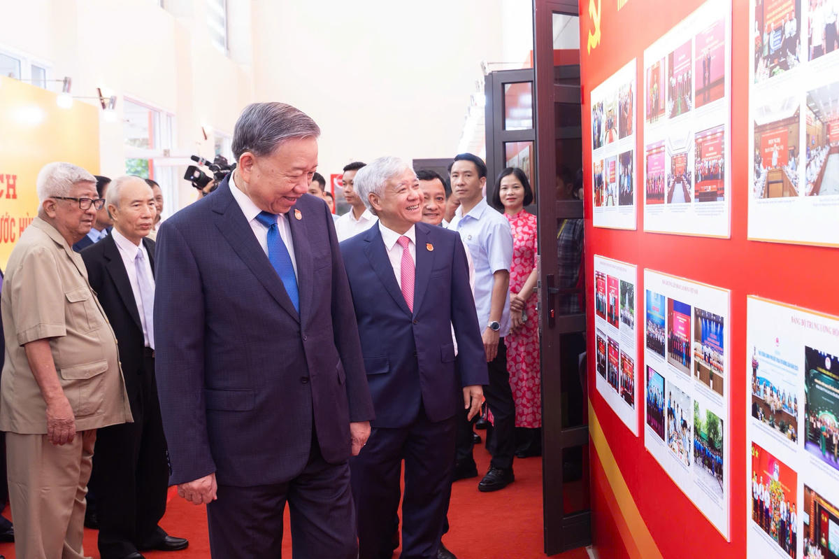 Tổng Bí thư Tô Lâm thăm không gian triển lãm tại Đại hội.